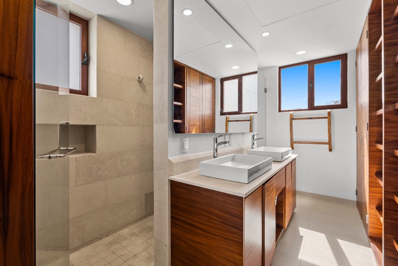 Baño principal con doble lavabo
