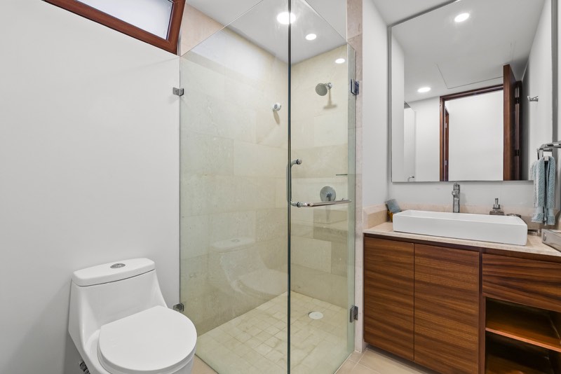 Baño completo con regadera de cristal